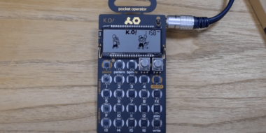 La fotografía muestra un POCKET OPERATOR PO-33 K.O! funcionando, con pixel art en su pantalla